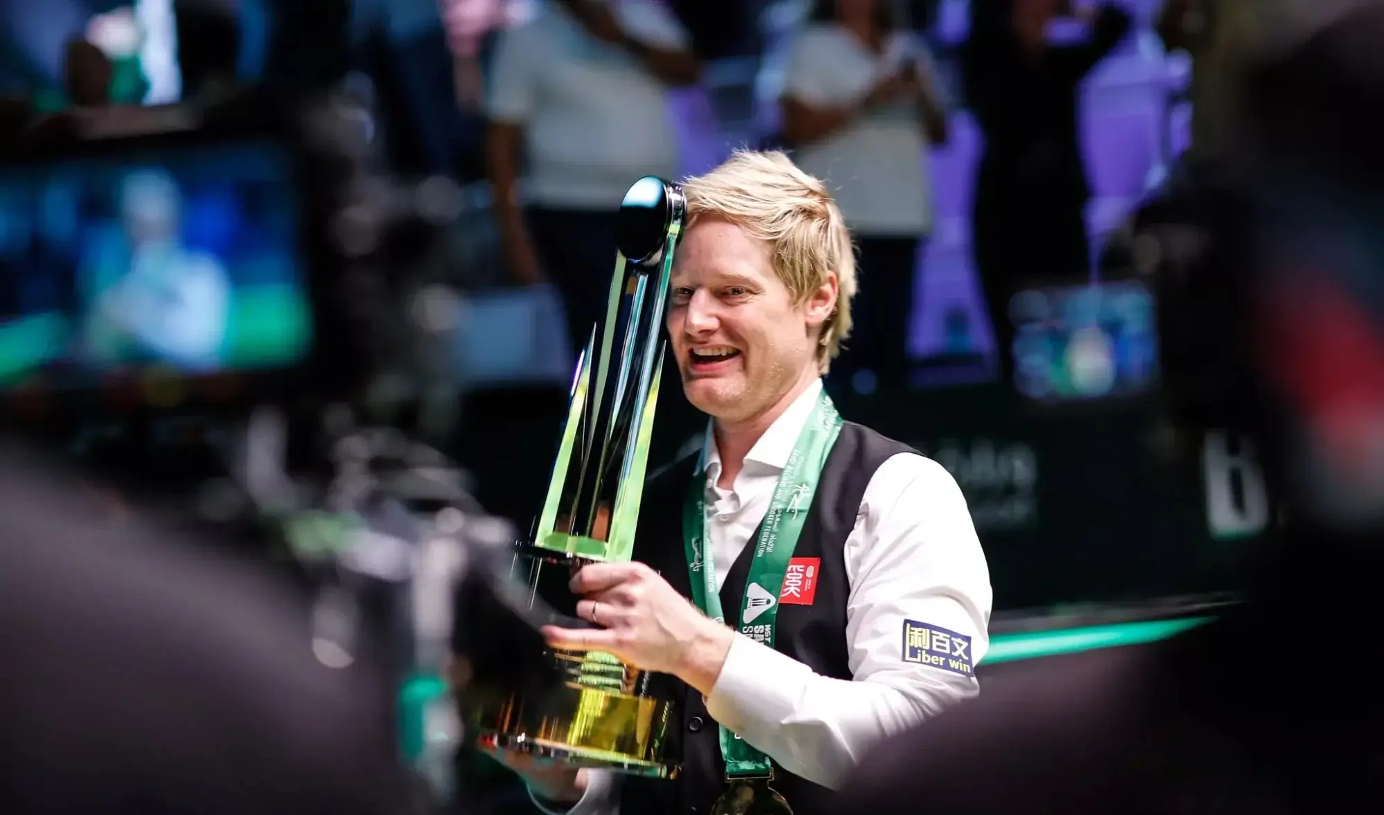 极其特殊的, 万英镑进账