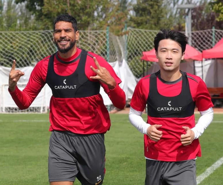 src, 在队医的陪, 奥莫伊胡安